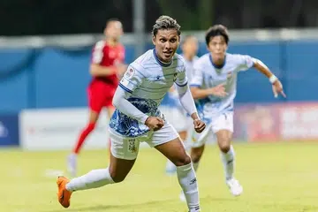 Pemain pertahanan Albirex Niigata, Zulqarnaen Suzliman.