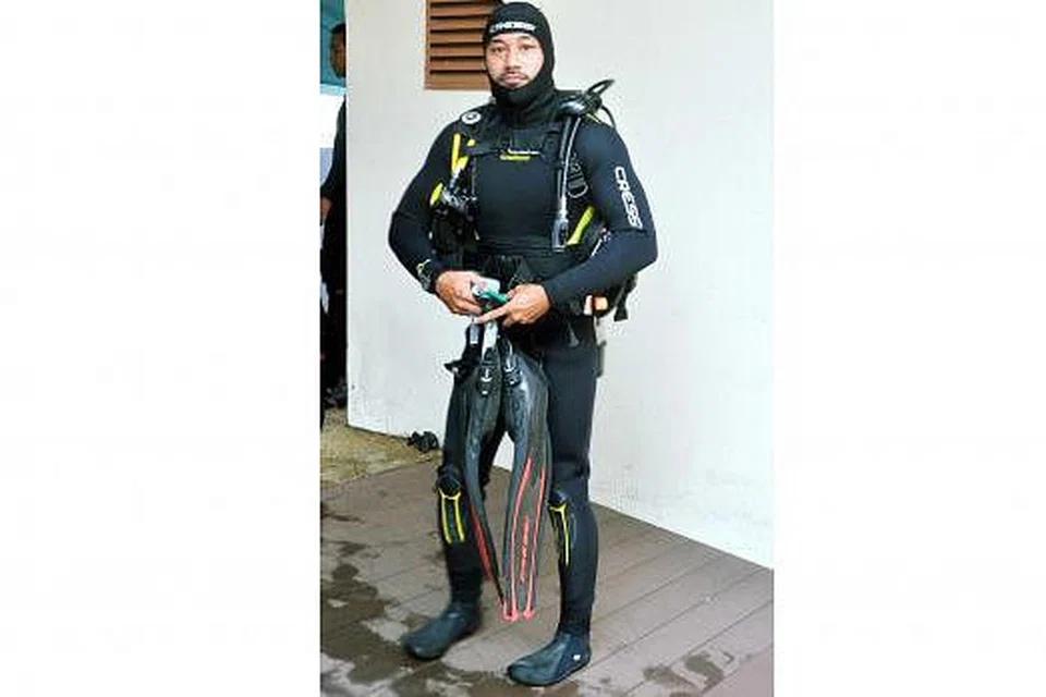 SIAP SEDIA: Pakaian dan peralatan mesti lengkap sebelum memulakan sesi selam.