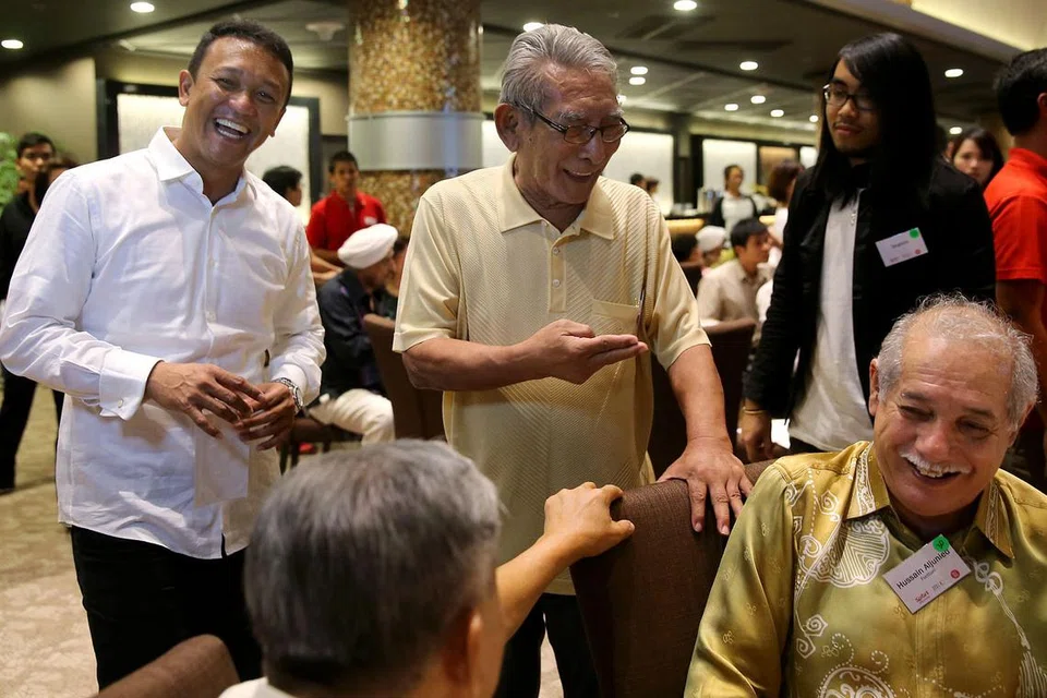 SUMBANGAN TETAP DIKENANG: Hussain (duduk, kanan) antara wira perintis sukan yang diiktiraf dalam majlis mengiktiraf sumbangan bekas atlit perintis yang berlangsung dua tahun lalu. Bersama beliau dalam majlis itu ialah (dari kiri) Fandi Ahmad dan Majid Ariff. - Foto fail