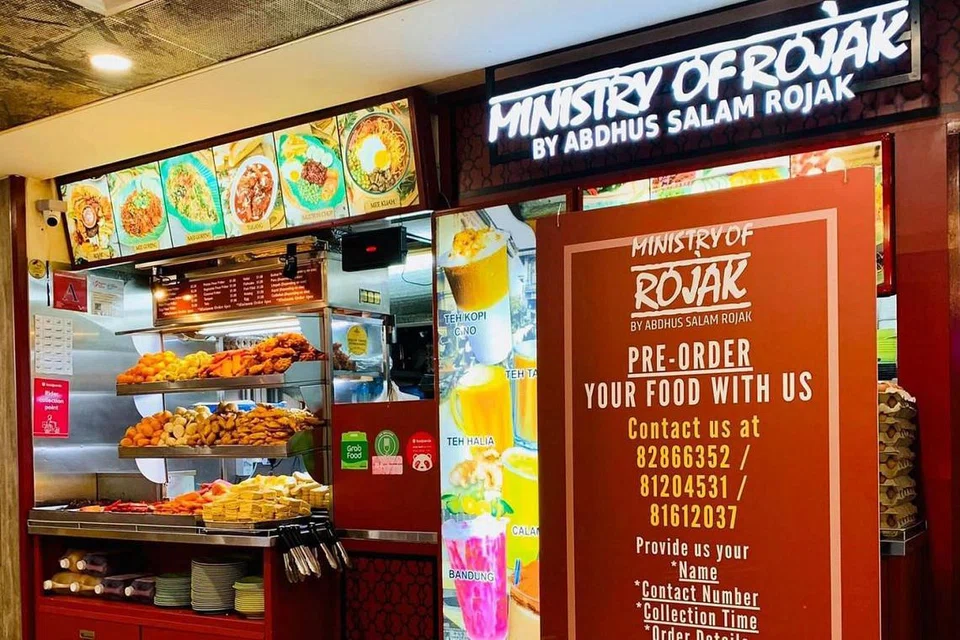 MANFAATKAN SKIM: Ministry of Rojak terjejas akibat Covid-19 tetapi dapat pulih sedikit selepas pasangan Cik Nadira Ahamed Basir dan suaminya, Encik Abdus Salam s/o Akber Ali mendapatkan bantuan Pusat SME bagi mendapatkan Pakej F&B Booster yang mengurangkan kos perniagaan dan membolehkan kedai makanan itu menyediakan khidmat penghantaran serata Singapura. Gambar ini diambil sebelum wabak Covid-19 melanda negara. - Foto MINISTRY OF ROJAK