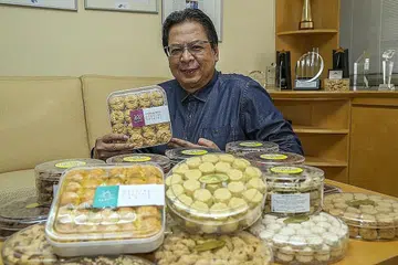 PILIH DARI PEMBEKAL TERBAIK: Menurut Timbalan CEO Second Chance Properties, Encik Hasan Marican (gambar kiri), walaupun operasi 'Raja Kuih' tidak sebesar tahun-tahun sebelumnya, ia akan menawarkan sekitar 40 jenis kuih Hari Raya dari beberapa pembekal terbaik mereka. - Foto BH oleh YONG LI XUAN