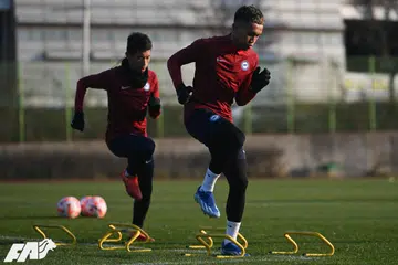 BERI YANG TERBAIK: Pemain Singapura, Nazrul Nazari (kiri) dan Hafiz Nor membuat persiapan terakhir dalam latihan sebelum berdepan Korea Selatan dalam pusingan kedua Kelayakan Piala Dunia di Seoul pada Khamis. 