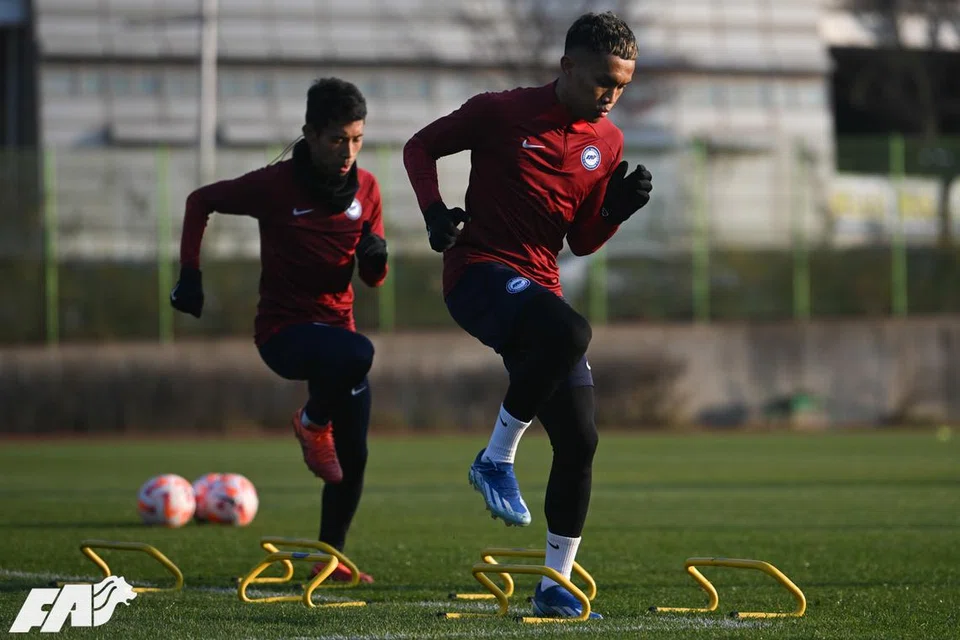 BERI YANG TERBAIK: Pemain Singapura, Nazrul Nazari (kiri) dan Hafiz Nor membuat persiapan terakhir dalam latihan sebelum berdepan Korea Selatan dalam pusingan kedua Kelayakan Piala Dunia di Seoul pada Khamis. 