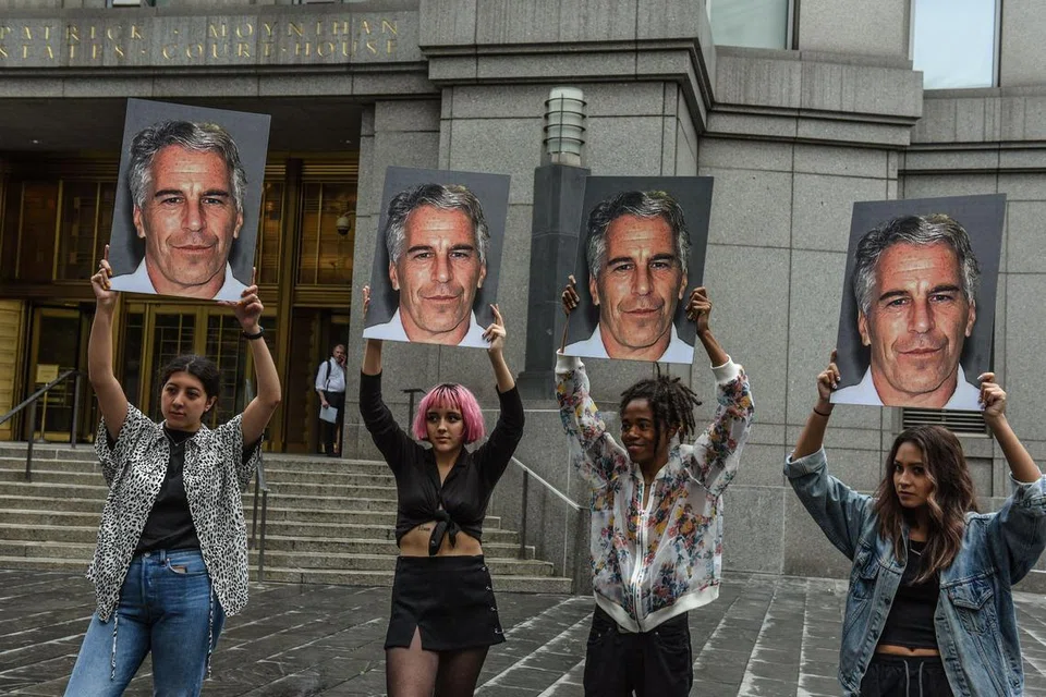 Foto Fail: Sekumpulan penunjuk perasaan yang dikenali sebagai “Hot Mess” mengangkat plakad bergambar Jeffrey Epstein di hadapan mahkamah persekutuan pada 8 Julai 2019 di New York City.
Presiden Amerika Syarikat, Donald Trump, pada 16 Julai 2025 mengecam penyokongnya sendiri serta ahli Republikan yang disifatkannya sebagai “bodoh”, ketika beliau bertindak menyerang mana-mana pihak yang mempersoalkan cara pentadbirannya mengendalikan kes mendiang penjenayah seks Jeffrey Epstein.
Trump kini berdepan perpecahan paling serius dalam kalangan penyokong konservatif sejak beliau kembali berkuasa, susulan dakwaan bahawa pentadbirannya sedang menyembunyikan butiran memalukan berkaitan jenayah Epstein demi melindungi tokoh-tokoh kaya dan berpengaruh.
Epstein meninggal dunia akibat bunuh diri di penjara New York pada tahun 2019 — semasa penggal pertama Trump — selepas didakwa atas kesalahan pemerdagangan seks dalam satu skim di mana beliau didakwa merekrut gadis bawah umur untuk dieksploitasi oleh golongan elit.