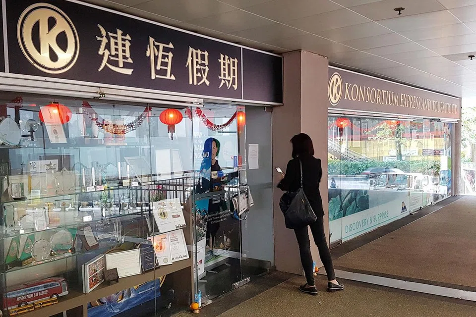 GULUNG TIKAR: Ibu pejabat Konsortium di Golden Mile Tower kelihatan gelap tanpa sebarang kakitangan bekerja. Syarikat perkhidmatan bas pelancongan ke Malaysia itu mengambil tindakan untuk tutup syarikat mereka atas masalah kewangan yang dialami. - Foto SHIN MIN DAILY NEWS