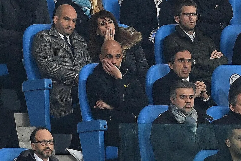 WAJAH MURAM: Bos City, Pep Guardiola (duduk barisan tengah - kiri) kecewa dengan nasib pasukannya selepas beliau diarahkan meninggalkan tepi padang kerana mempertikaikan keputusan pengadil. - Foto AFP