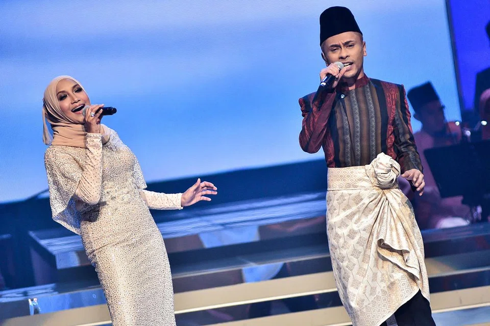 MENGHIBURKAN: Penyanyi tersohor, Ziana Zain, menyampaikan persembahan vokal menakjubkan bersama bakat setempat, Iskandar Ismail.