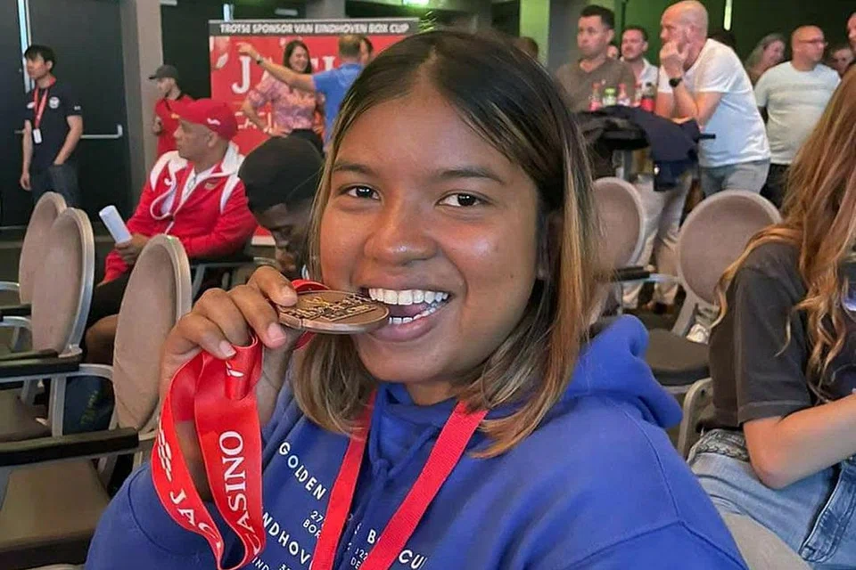 BUKTIKAN KEUPAYAAN: Sabrina bersama pingat gangsanya yang diraih dalam acara bawah 60kg wanita di Piala Tinju Eindhoven minggu lalu. - Foto ihsan SABRINA FAIZAL