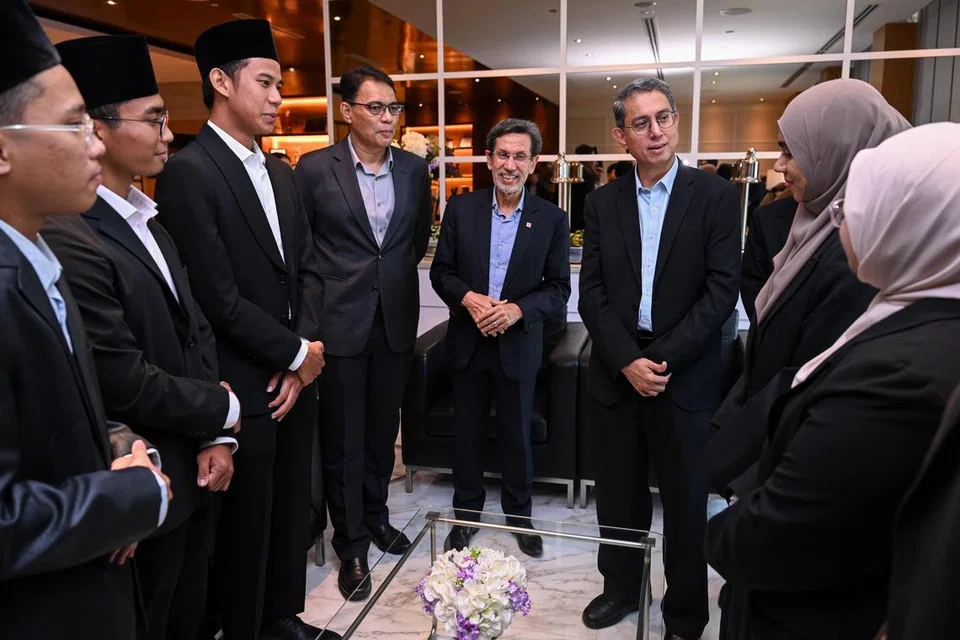 Pemangku Menteri Bertanggungjawab bagi Ehwal Masyarakat Islam, Profesor Madya Dr Muhammad Faishal Ibrahim (tiga dari kanan), mantan presiden Majlis Ugama Islam Singapura (Muis), Encik Mohamad Alami Musa (empat dari kanan), dan Ketua Eksekutif Muis, Encik Kadir Maideen, bersama para penerima Biasiswa Syed Isa Semait (SISS) dan Biasiswa Muis selepas majlis penganugerahan tersebut pada 9 Julai di Pusat Konvensyen dan Pameran Suntec Singapura. 