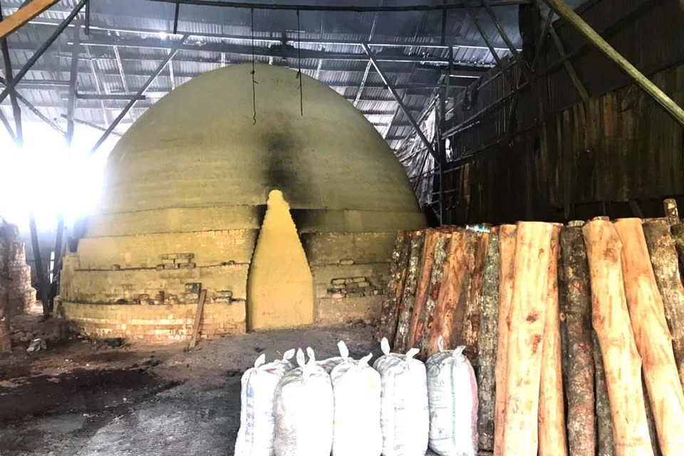 pembuatan arang kayu bakau, Kuala Sepetang, Perak 