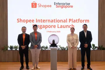 Hadir di pelancaran Platform Antarabangsa Shopee ialah (dari kiri) pengarah Shopee, Encik Chua Kel Jin; naib presiden Shopee, Encik Ian Ho; pengarah urusan EnterpriseSG, Cik Cindy Khoo; dan penolong pengarah urusan EnterpriseSG, Encik Geoffrey Yeo. 