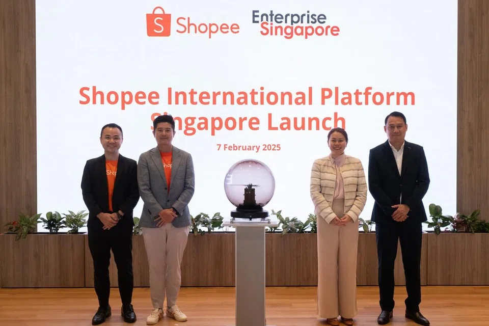 Hadir di pelancaran Platform Antarabangsa Shopee ialah (dari kiri) pengarah Shopee, Encik Chua Kel Jin; naib presiden Shopee, Encik Ian Ho; pengarah urusan EnterpriseSG, Cik Cindy Khoo; dan penolong pengarah urusan EnterpriseSG, Encik Geoffrey Yeo. 