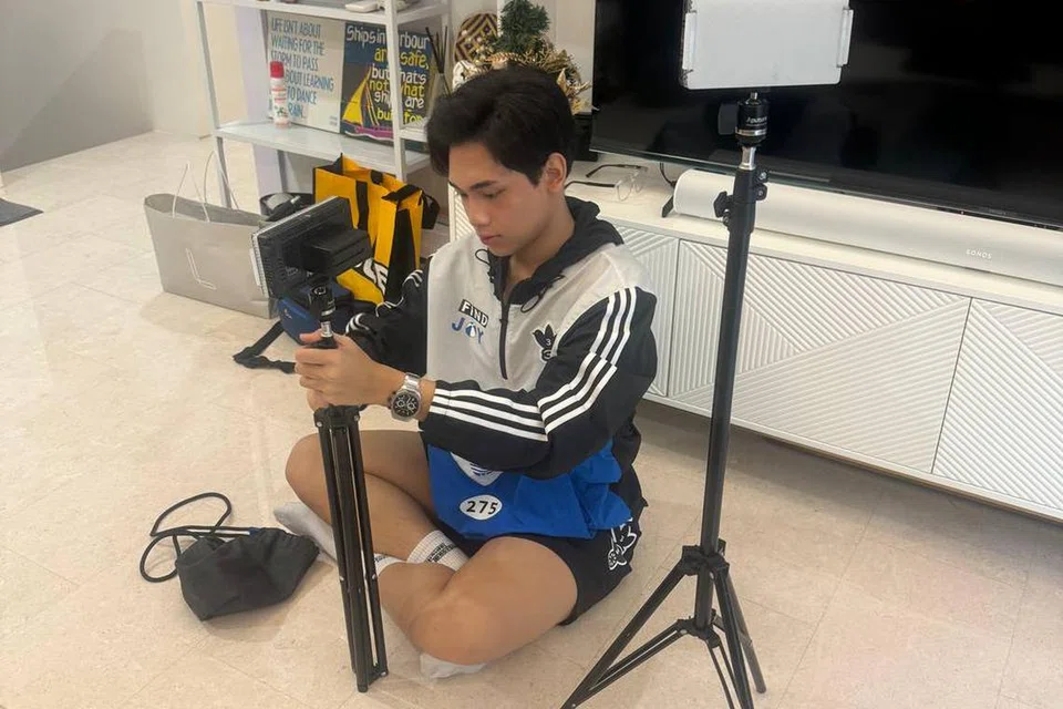 Rayyan Afiq Mohamed Azlin, 20 tahun, menyingsing lengan membantu menyiapkan set penggambaran bagi kempen pemasaran yang diselaraskan agensinya.