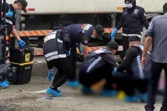 Pasukan polis memeriksa keadaan cebisan mayat mangsa yang ditemui di tempat pembuangan sampah di Indah Permai, Sepanggar, Kota Kinabalu, Sabah, pada 12 Februari.