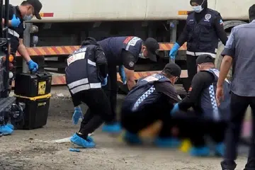 Pasukan polis memeriksa keadaan cebisan mayat mangsa yang ditemui di tempat pembuangan sampah di Indah Permai, Sepanggar, Kota Kinabalu, Sabah, pada 12 Februari.