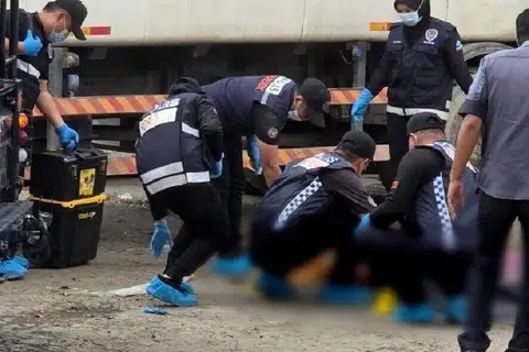 Pasukan polis memeriksa keadaan cebisan mayat mangsa yang ditemui di tempat pembuangan sampah di Indah Permai, Sepanggar, Kota Kinabalu, Sabah, pada 12 Februari.