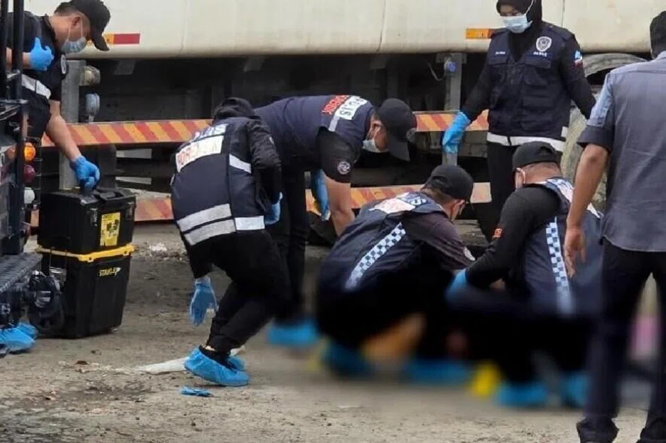 Pasukan polis memeriksa keadaan cebisan mayat mangsa yang ditemui di tempat pembuangan sampah di Indah Permai, Sepanggar, Kota Kinabalu, Sabah, pada 12 Februari.