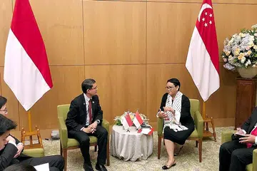 PERERAT HUBUNGAN: Dr Faishal mengadakan pertemuan dengan Menteri Ehwal Luar Indonesia, Cik Retno Marsudi, di luar Forum Demokrasi Bali ke-10 di Banten. - Foto MFA