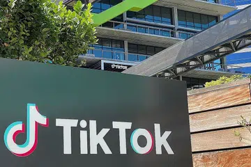 RISIKO KESELAMATAN NEGARA?: Logo TikTok di ruang pejabat baru syarikat itu di Culver City, di Los Angeles. Presiden Donald Trump memerintahkan pemilik TikTok, Bytedance, yang berpangkalan di Beijing, menjual aset syarikat itu di Amerika dalam masa 90 hari, atas alasan kebimbangan keselamatan negara. - Foto AFP