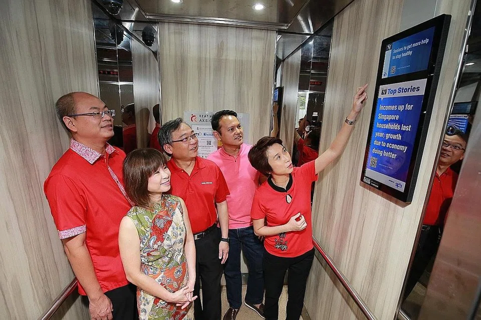 MENINJAU SKRIN: (Dari kiri) Encik Yee Chia Hsing, Dr Amy Khor, Encik Gan Kim Yong, Encik Zaqy Mohamad dan Cik Low Yen Ling melihat salah satu skrin LED yang dipasangkan untuk memperbaiki perhubungan bersama penduduk di kawasan itu. - Foto CMG