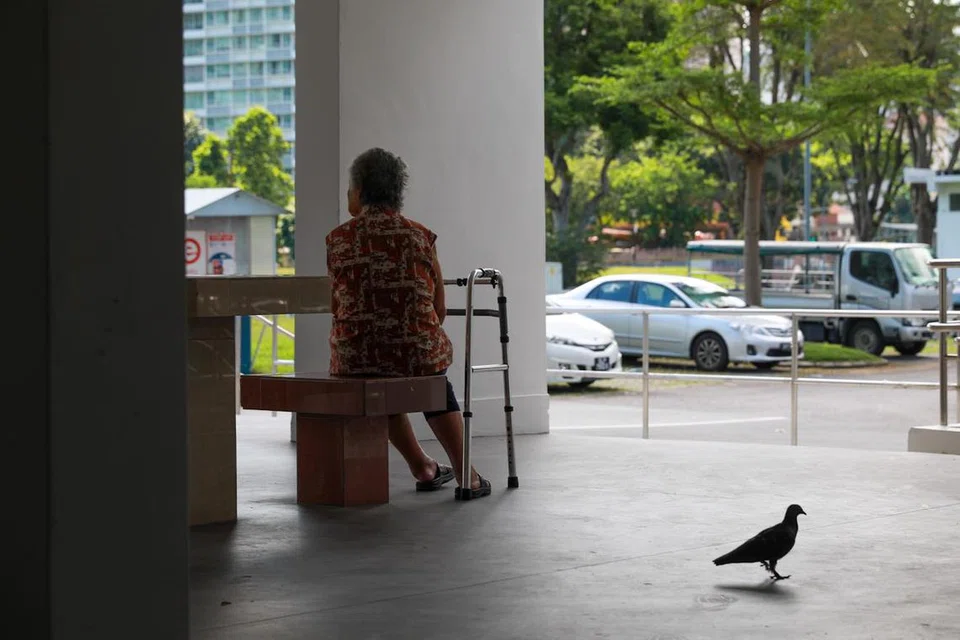 USAH MENYENDIRI:  Warga emas mungkin tetap berasa kesepian dan terasing. Ini menunjukkan bahwa kesunyian tidak hanya terkait dengan kurangnya hubungan sosial, malah perasaan terasing di dalam hubungan yang sudah ada.