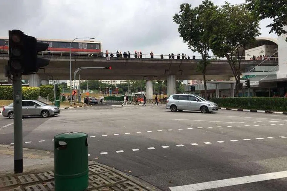 Pegawai SCDF di landasan berhampiran MRT Pasir Ris pada pagi Selasa, 22 Mac. 