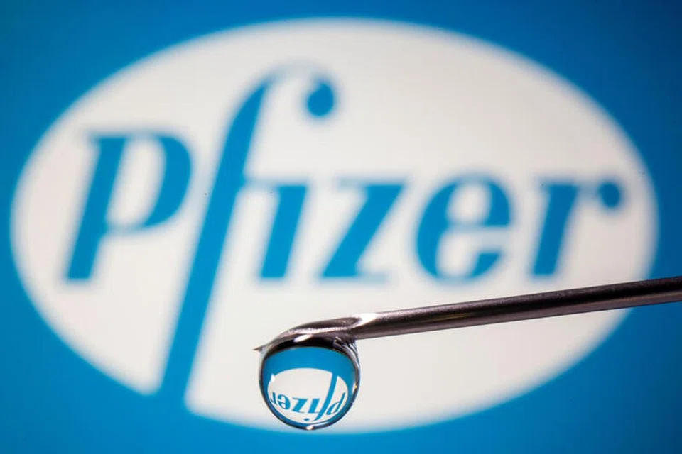 Vaksin Pfizer, yang dibangunkan bersama dengan rakan kongsi Jerman BioNTech, mesti disimpan dan diangkut pada suhu -70 darjah Celsius, walaupun ia boleh disimpan di dalam peti sejuk hingga lima hari, atau hingga 15 hari dalam kotak penghantaran panas. 