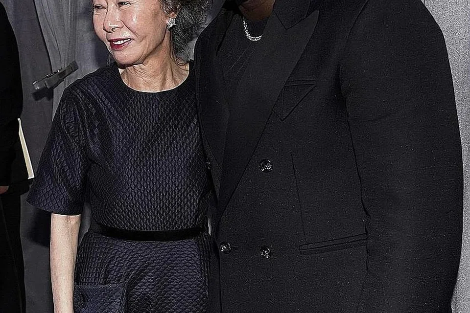 SEMAKIN BERWARNA: Youn Yuh-jun, pemenang Pelakon Terbaik Wanita dalam Peranan Pembantu bagi watak dalam filem 'Minari' dan Daniel Kaluuya, pemenang Pelakon Terbaik Lelaki dalam Peranan Pembantu menerusi filem 'Judas and the Black Messiah' bergambar bersama selepas menjulang Oscar masing-masing di majlis Anugerah Akademi ke-93. - Foto EPA-EFE