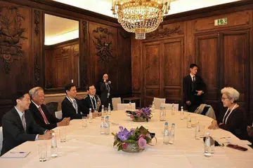 MENGESAHKAN HUBUNGAN SINGAPURA-CHINA: Dr Ng (dua dari kiri) dan Pengerusi Jawatankuasa Ehwal Luar Kongres Rakyat Kebangsaan China, Cik Fu Ying (paling kanan), bertemu di luar Persidangan Keselamatan Munich kelmarin. - Foto FACEBOOK