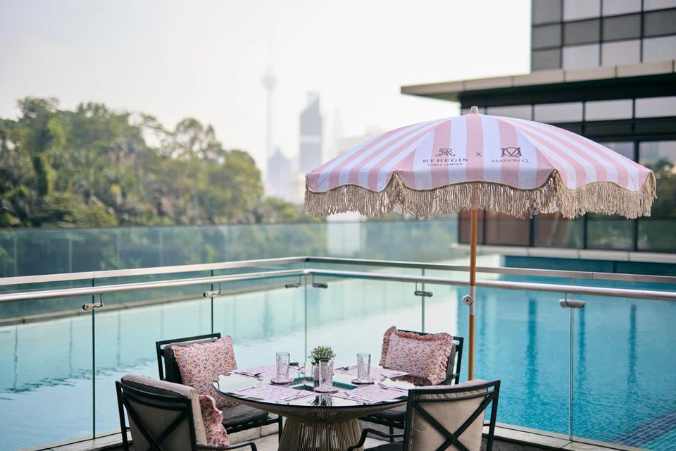 Payung tepi kolam, sarung kusyen, dan hiasan meja di Restoran Crystal di hotel St. Regis Kuala Lumpur dihiasi dengan corak cetakan Maison Q.