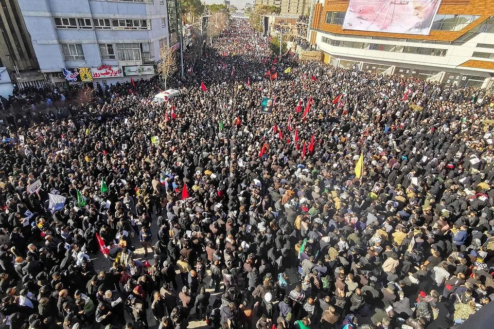 PEMERGIAN DITANGISI: Rakyat Iran berkumpul bagi pengebumian Jeneral Qasem Soleimani di kampung halamannya di Kerman semalam. Pembunuhan Soleimani meningkatkan kebimbangan antarabangsa mengenai kemungkinan perang baru di Timur Tengah - Foto AFP