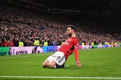 Kapten dan pemain tengah Manchester United, Bruno Fernandes, menjaringkan dua gol dalam separuh masa kedua untuk membantu pasukannya mengalahkan Sheffield United 4-2 di Old Trafford pada 25 April.