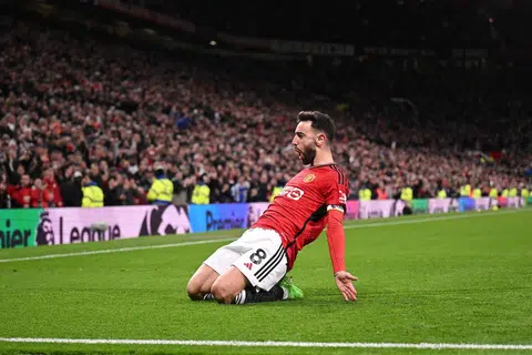 Kapten dan pemain tengah Manchester United, Bruno Fernandes, menjaringkan dua gol dalam separuh masa kedua untuk membantu pasukannya mengalahkan Sheffield United 4-2 di Old Trafford pada 25 April.