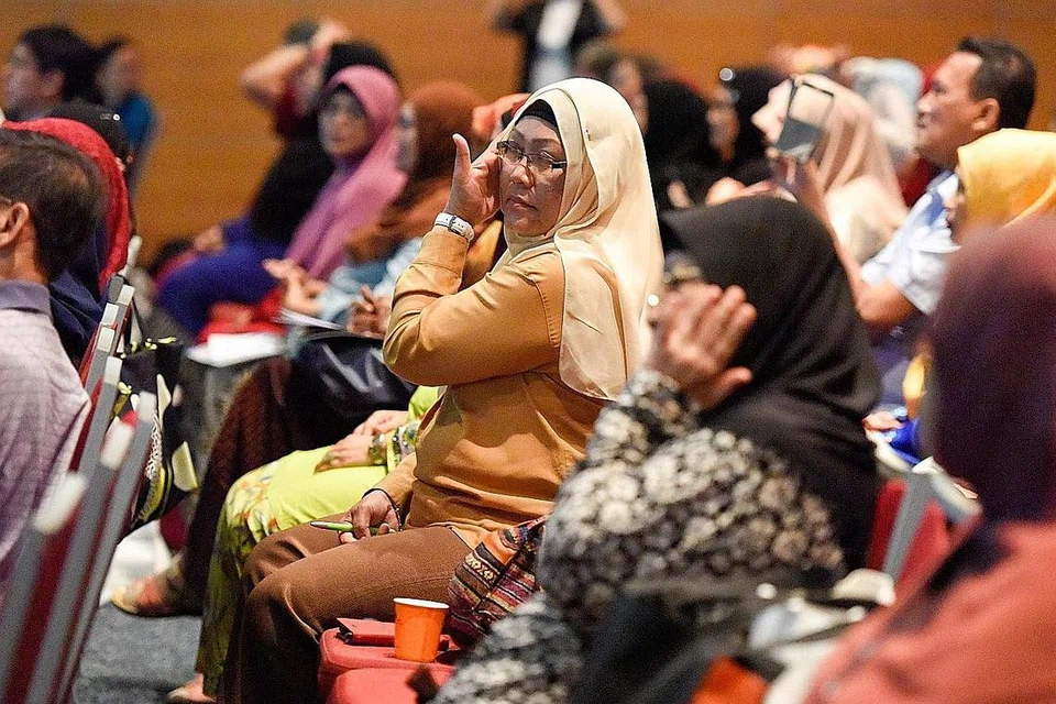 AYUH CUBA: Tidak hanya menjadi penonton pasif, peserta seminar kesihatan turut mendapat pelbagai tip ke arah kesejahteraan tubuh badan. 