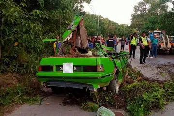 Sebuah kereta Proton Saga terbabas dan melanggar pokok tumbang. Pemandu memecut kenderaan itu pada 14 Februari ketika menyedari diekori Jabatan Pengangkutan Jalan (JPJ) di Sipitang, Sabah, sehingga menyebabkan dua maut, manakala tiga lagi cedera.