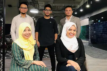 SEBAR CINTA RASULULLAH: Wadah media satu perhentian Muslim.SG yang diwakili pengendali bersama, Ustaz Ridhwan Mohd Basor (kanan di belakang) dan Cik Suriana Selamat (kiri di depan) berusaha mengetengahkan sumbangan kreatif pemuzik tempatan, Nabillah Jalal (kanan di depan), (belakang dari kiri) Bakti Khair dan Reyza Hamizan. Mereka menghasilkan lagu 'Kau Yang Kenalkan Cinta' sempena sambutan Maulidur Rasul dengan ia menarik lebih 20,000 tontonan di Facebook, Instagram dan YouTube. - Foto BH oleh HARYANI ISMAIL