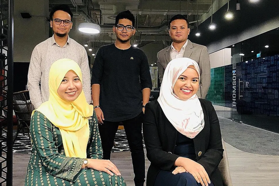 SEBAR CINTA RASULULLAH: Wadah media satu perhentian Muslim.SG yang diwakili pengendali bersama, Ustaz Ridhwan Mohd Basor (kanan di belakang) dan Cik Suriana Selamat (kiri di depan) berusaha mengetengahkan sumbangan kreatif pemuzik tempatan, Nabillah Jalal (kanan di depan), (belakang dari kiri) Bakti Khair dan Reyza Hamizan. Mereka menghasilkan lagu 'Kau Yang Kenalkan Cinta' sempena sambutan Maulidur Rasul dengan ia menarik lebih 20,000 tontonan di Facebook, Instagram dan YouTube. - Foto BH oleh HARYANI ISMAIL