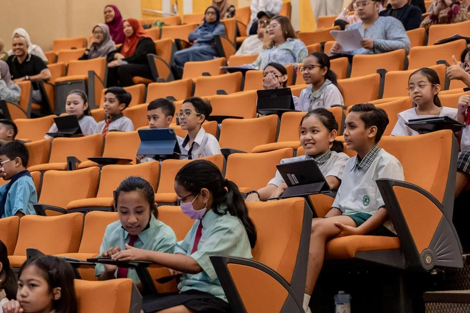 RAKAN BAHASA: Wakil-wakil dari sekolah berbeza berkumpul di Perpustakaan Daerah Woodlands semasa acara Penterjemah Pintar 2023. 