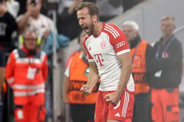 RAIKAN JARINGAN: Pemain Bayern Munich, Harry Kane lahirkan rasa gembiranya selepas menyumbatkan gol hasil tendangan penalti yang diambilnya ketika menentang Manchester United di Munich, Jerman pada Rabu.