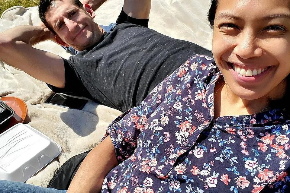 PATUHI NASIHAT DUDUK DI RUMAH: Aisyah bersama suaminya, Ross, beriadah di laman rumah mereka di Boston, Massachusetts, di Amerika Syarikat, semasa tempoh jangan keluar rumah. - Foto ihsan SAIYIDAH AISYAH RAFAEE
