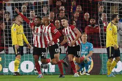 GOL KEMENANGAN: Penyerang Sheffield Lys Mousset (dua dari kiri) meraikan jaringannya bersama rakan sepasukan yang menyaksikan mereka menewaskan Arsenal 1-0 di padang sendiri. - Foto AFP