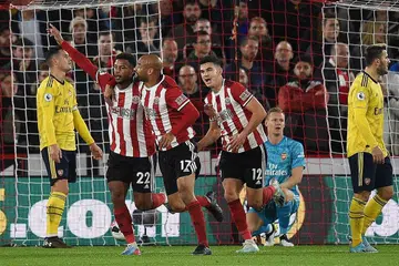 GOL KEMENANGAN: Penyerang Sheffield Lys Mousset (dua dari kiri) meraikan jaringannya bersama rakan sepasukan yang menyaksikan mereka menewaskan Arsenal 1-0 di padang sendiri. - Foto AFP
