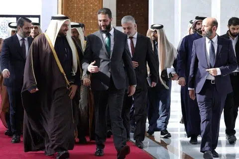 Menteri Negara Qatar, Encik Mohammed bin Abdulaziz Al-Khulaifi (depan, kiri), mengadakan pertemuan dengan pemimpin de facto Syria, Encik Ahmed al-Sharaa (depan, kanan) di Damsyik, Syria, pada 23 Disember selepas kejatuhan Bashar al-Assad. 