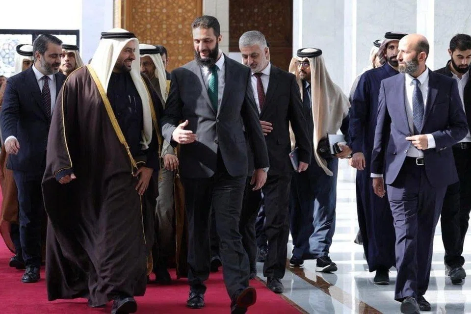 Menteri Negara Qatar, Encik Mohammed bin Abdulaziz Al-Khulaifi (depan, kiri), mengadakan pertemuan dengan pemimpin de facto Syria, Encik Ahmed al-Sharaa (depan, kanan) di Damsyik, Syria, pada 23 Disember selepas kejatuhan Bashar al-Assad. 