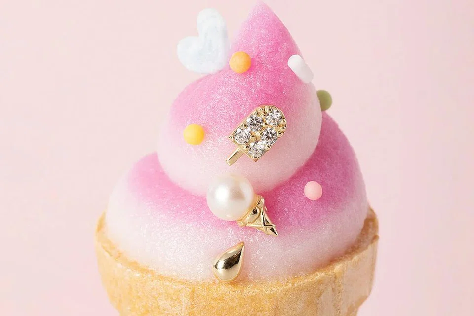 Siri ‘Candy Shop’ oleh J&Co Jewellery menampilkan aksesori seperti subang berbentuk ‘paddlepop’ ($119) dan kon aiskrim mutiara ($189).