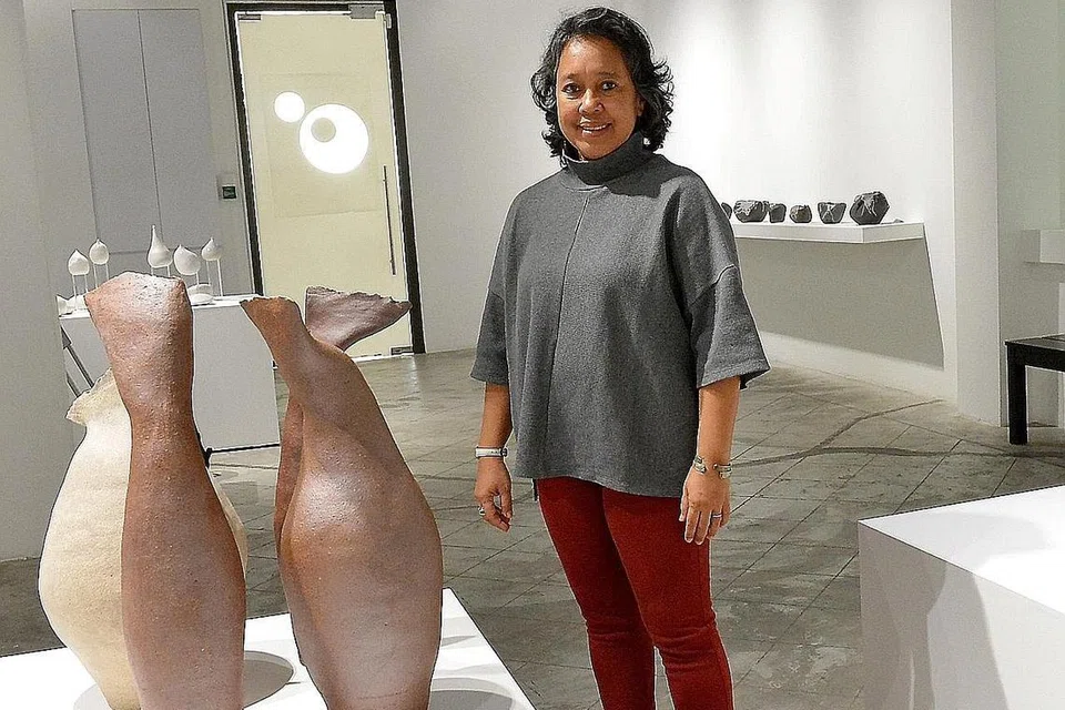 SYUKURI HUJAN PEMBERIAN TUHAN: Dr Suriani Suratman pula menjadikan air hujan sebagai teras karya seninya yang meninjau kepentingan air dalam hidup manusia, haiwan dan pepohonan menghijau di muka bumi.