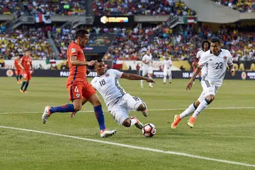 Pemain Colombia, Frank Fabra (nombor 18), mencuri bola daripada pemain Chile, Mauricio Isla (4), dalam perlawanan separuh pertama Copa America Centenario di Soldier Field di Chicago. 