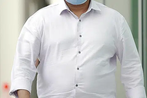 DIJATUHKAN HUKUMAN: Bekas pengarah restoran Zam Zam, Zackeer Abbas Khan, 49 tahun, dan seorang lagi lelaki, Anwer Ambiya Kadir Maideen, didapati bersalah atas satu tuduhan merancang serangan untuk menyebabkan kecederaan teruk kepada penyelia restoran bersebelahan, Restoran Victory, Encik Liakath Ali Mohamed. - Foto WONG KWAI CHOW