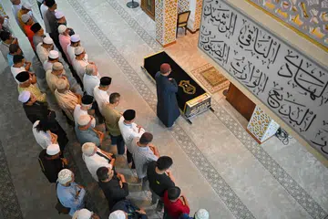 PENGHORMATAN TERAKHIR: Jemaah mendirikan solat jenazah bagi Allahyarham Rhazaly Noentil di Masjid En-Naeem, mantan pengerusi Lembaga Pentadbir masjid itu. 