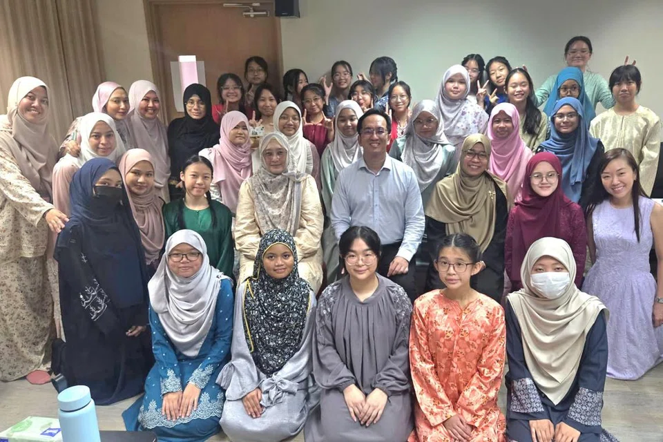 Bagi memupuk keharmonian kaum dan semangat kebersamaan, sambutan Hari Raya Aidilfitri disambut bersama pelajar Sekolah Tinggi Chung Cheng (Utama) pada 4 April. 